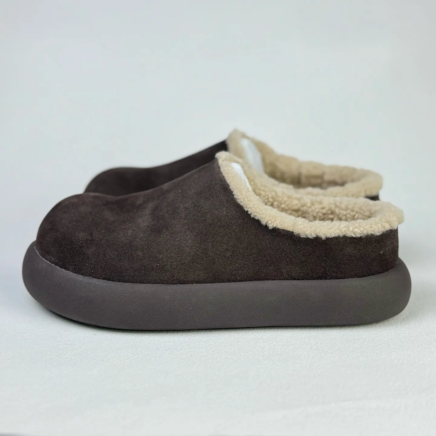 Wanding‼ ️Thick-soled Little Potato 💰480 Xiaohongshu’s popular UGG Little Potato UGG Muller Slippers #All shoes are made of ZP same factory Longfeng A-grade Australian imported sheepskin brand OEM production line fully follows the ZP process flow OEM original pattern maker Adheres to the principle of no original shoes and no development selection Pay attention to every detail The most authentic version on the market Size: 35 36 37 38 39 40